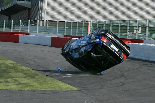 Heftige crash Richard van den Bos; 'Upside-down' + Foto's